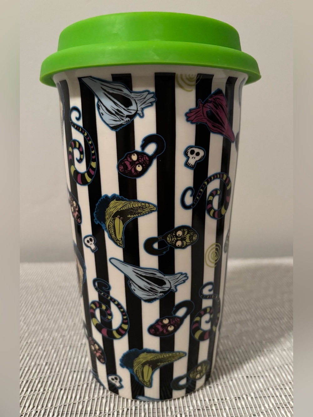 Tim Burton Beetle Juice Ceramic 13oz Travel Mug Silicone Lid Spirit Halloween